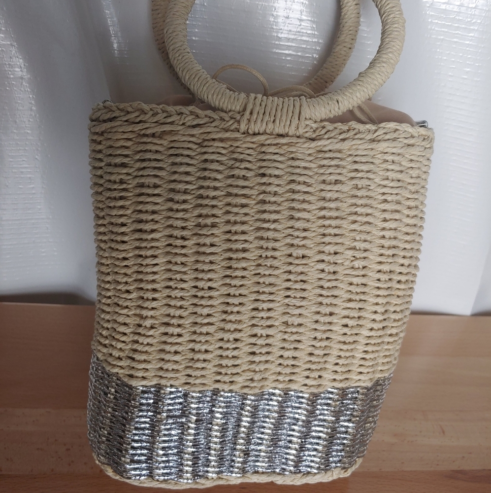 JustFab Straw Bucket Bag Purse Hobo Metallic Silver Woven Tote Boho Coastal NWT - Picture 3 of 6